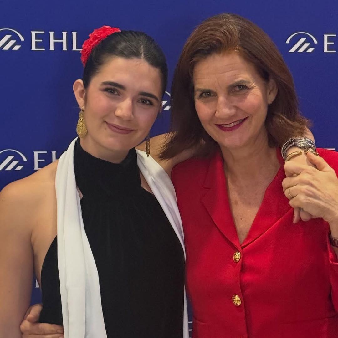 El orgullo de Samantha Vallejo-Nágera durante la graduación de su hija Cloe, de 22 años, en la escuela de hostelería más prestigiosa del mundo