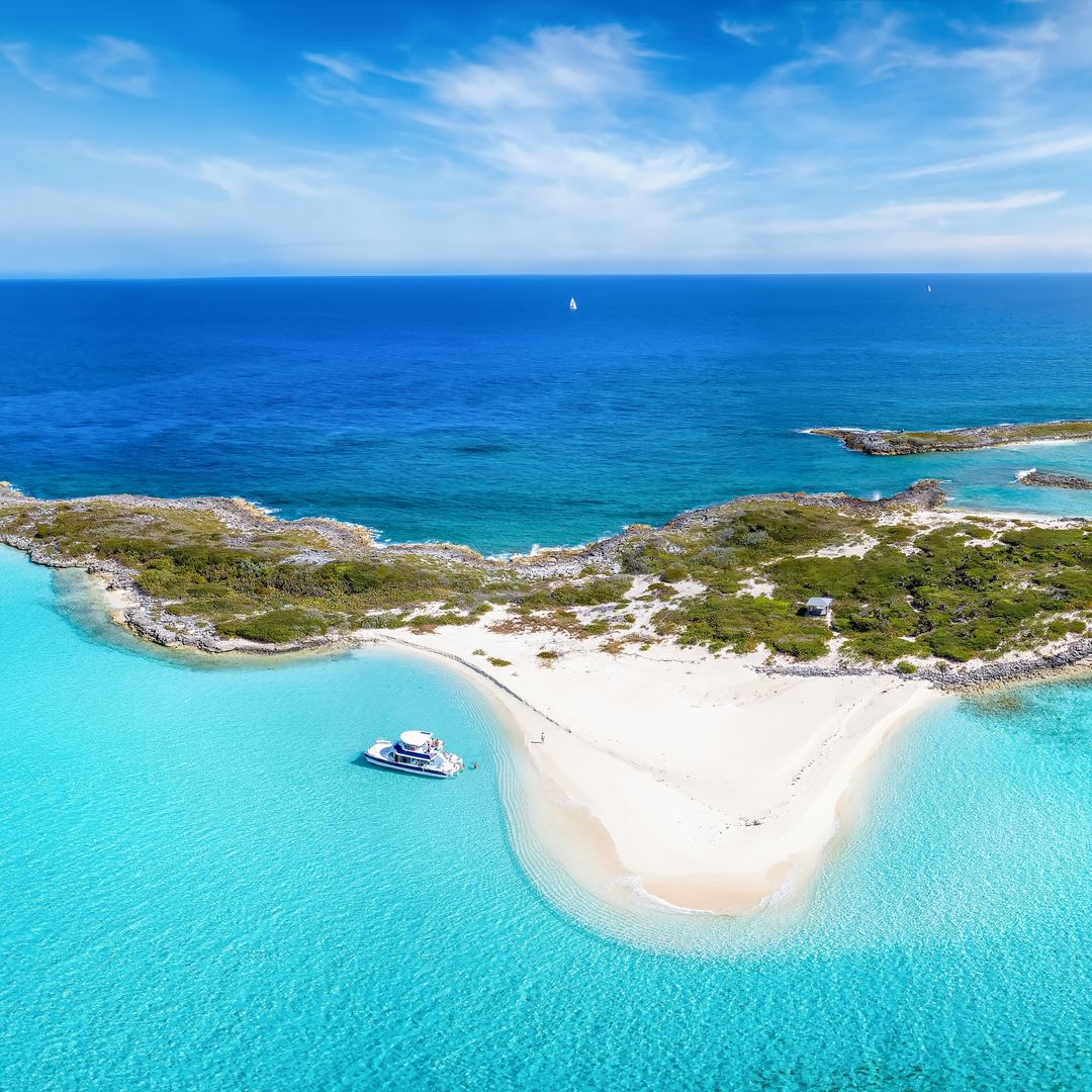 Caribe, islas Bahamas con increíbles aguas turquesa y playas de arena cálida y blanca