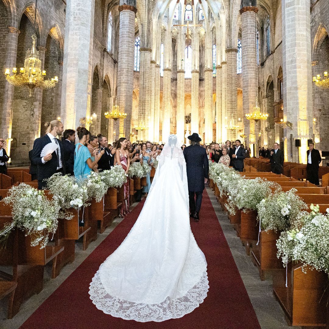 Una imagen de Giulia Sagliocco caminando hacia el altar del brazo de su padre