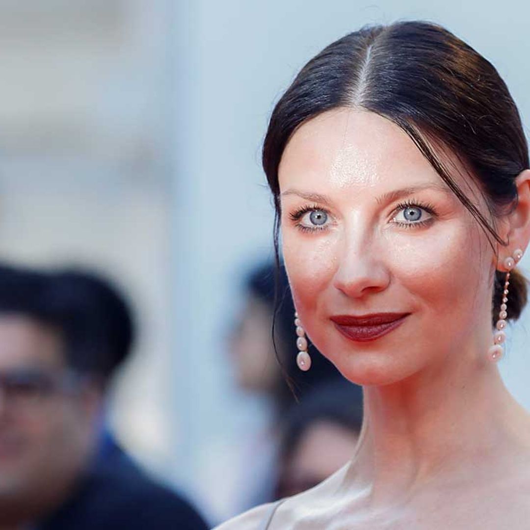Vestida de novia y sin alianza, Caitriona Balfe vuelve a la alfombra roja tras su boda secreta