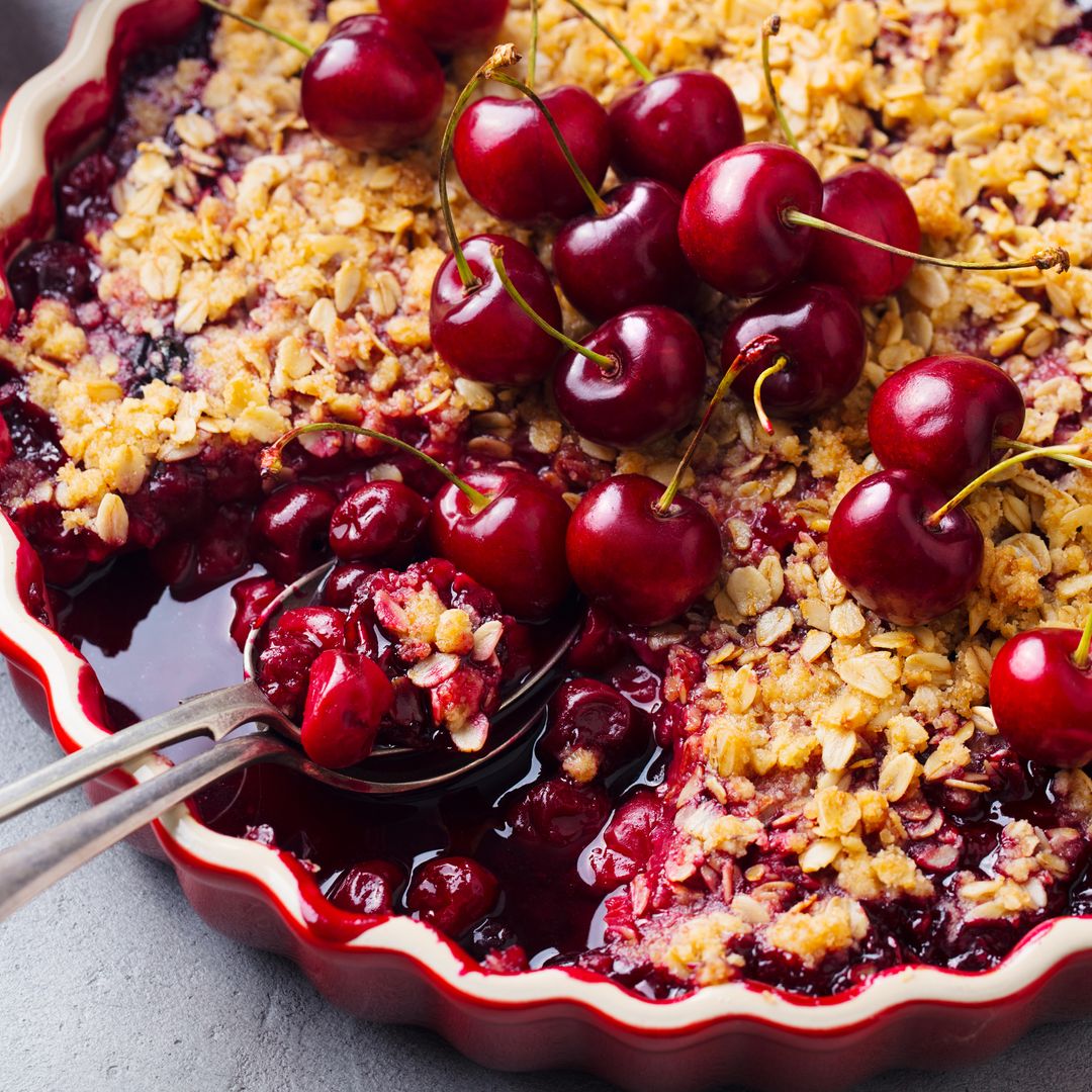 El postre con cerezas que triunfa en Reino Unido: crujiente por fuera, jugoso por dentro y totalmente irresistible