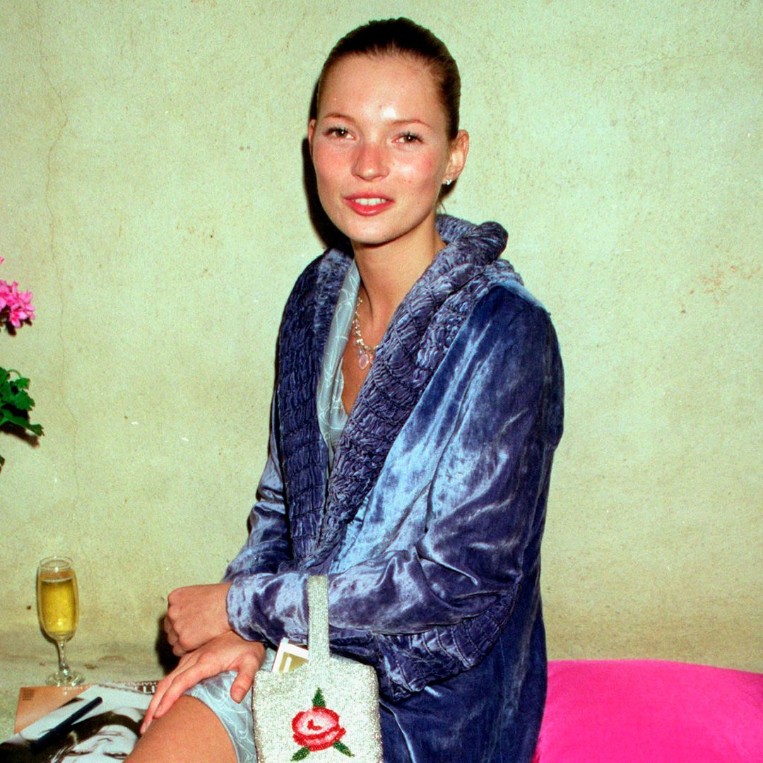 Recordamos el look de Kate Moss en la boda que reunió al olimpo del rock: "Su vestido desafiaba los límites del blanco, pero era precioso y atemporal"