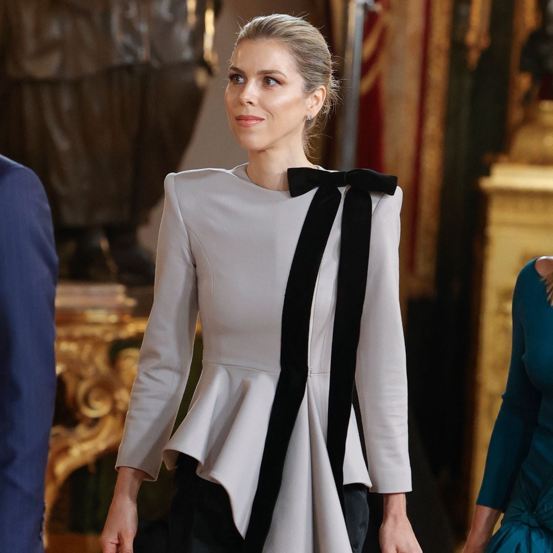 El guiño a la moda andaluza de Manuela Villena, en el Día de la Hispanidad: conjunto de Inés Domecq y bolso sevillano