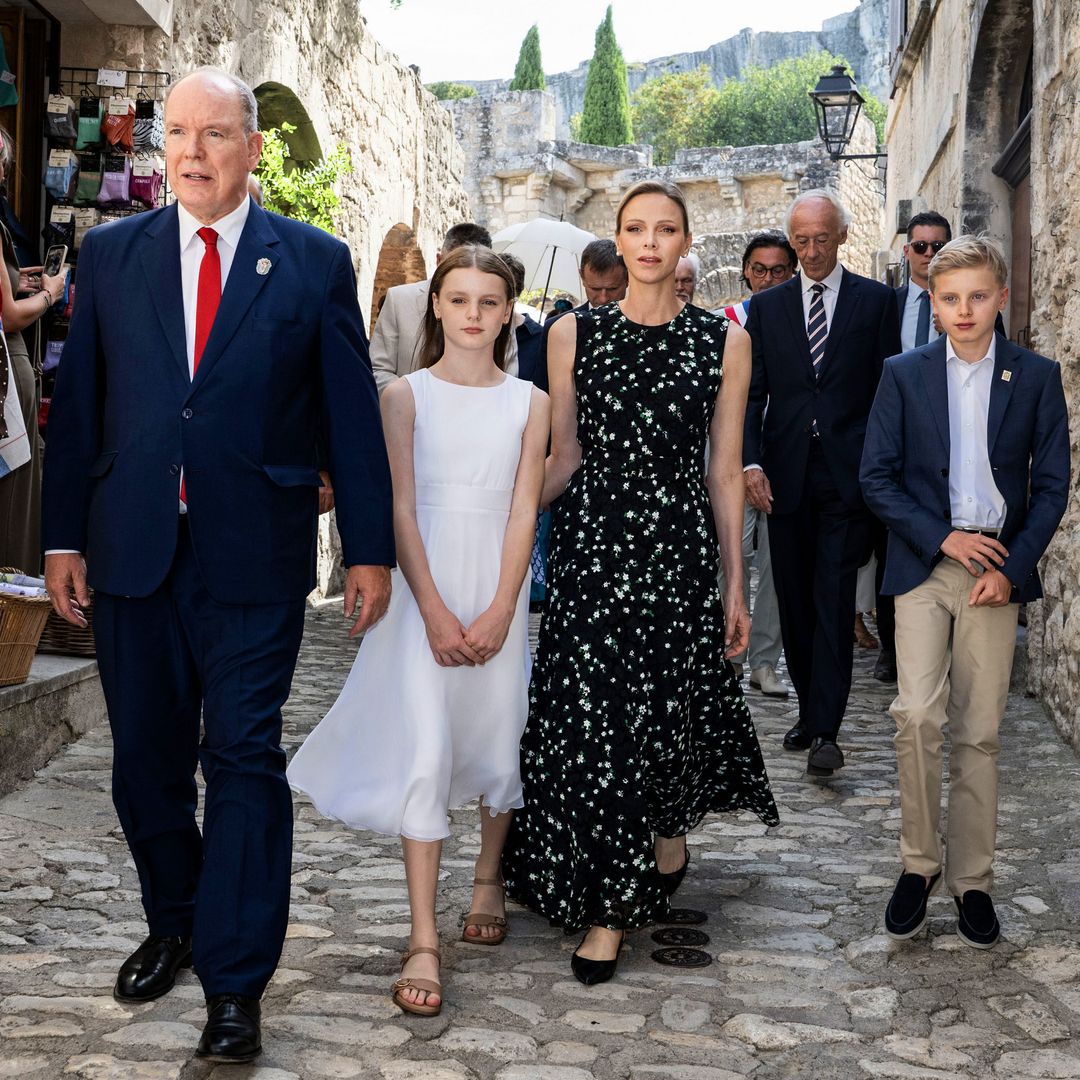 Charlene de Mónaco deslumbra en Les Baux-de-Provence con el vestido que recuerda a un look de la reina Letizia de hace casi 10 años
