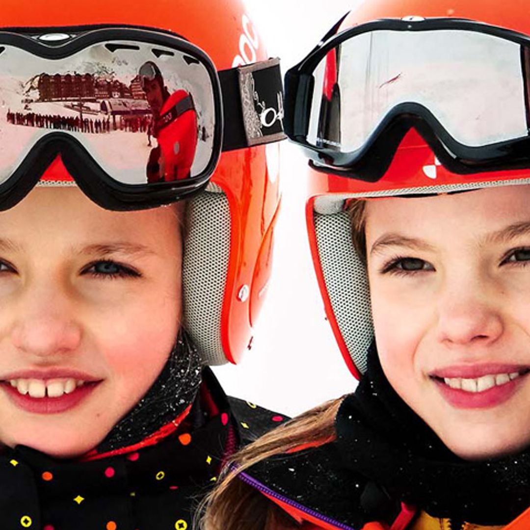 En ¡HOLA!, Leonor y Sofía protagonizan por sorpresa su primer posado en la nieve