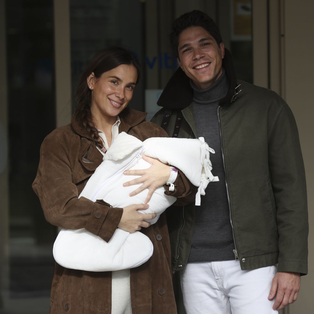 María Pombo y Pablo Castellano a la salida del hospital tras dar a luz a su hija Mariana