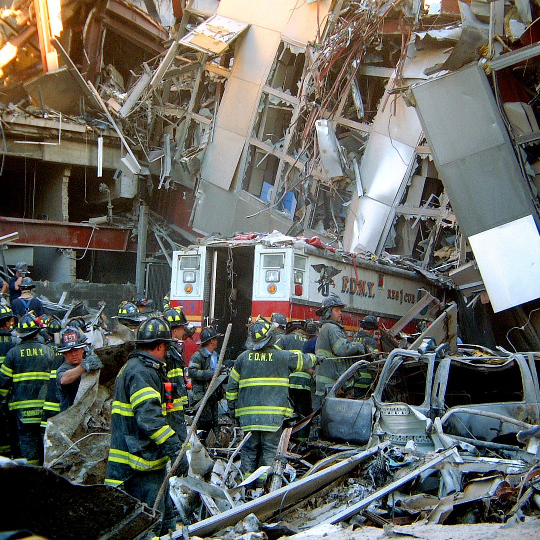 Nueva York, 11 de septiembre de 2001. Los bomberos realizan labores de rescate entre los escombros tras el atentado contra las Torres Gemelas 