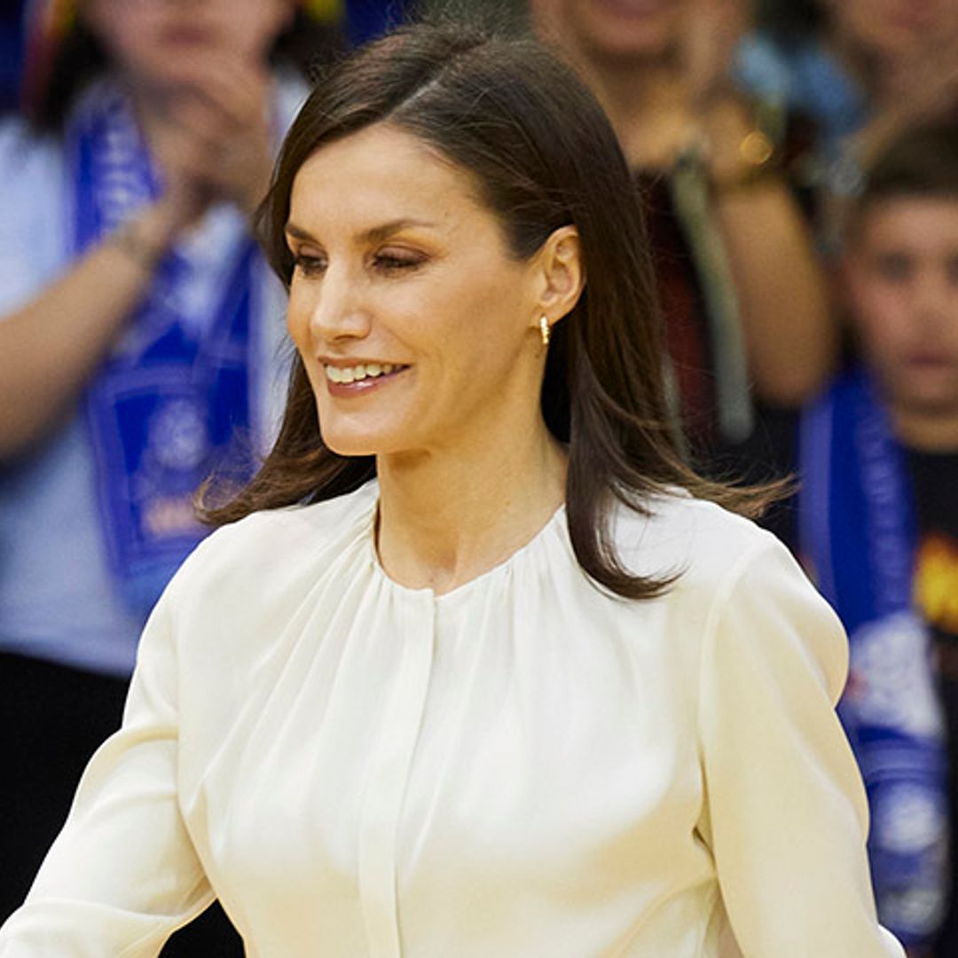 Vuelve el 'paper bag' de la reina Letizia, su pantalón estrella de 2018