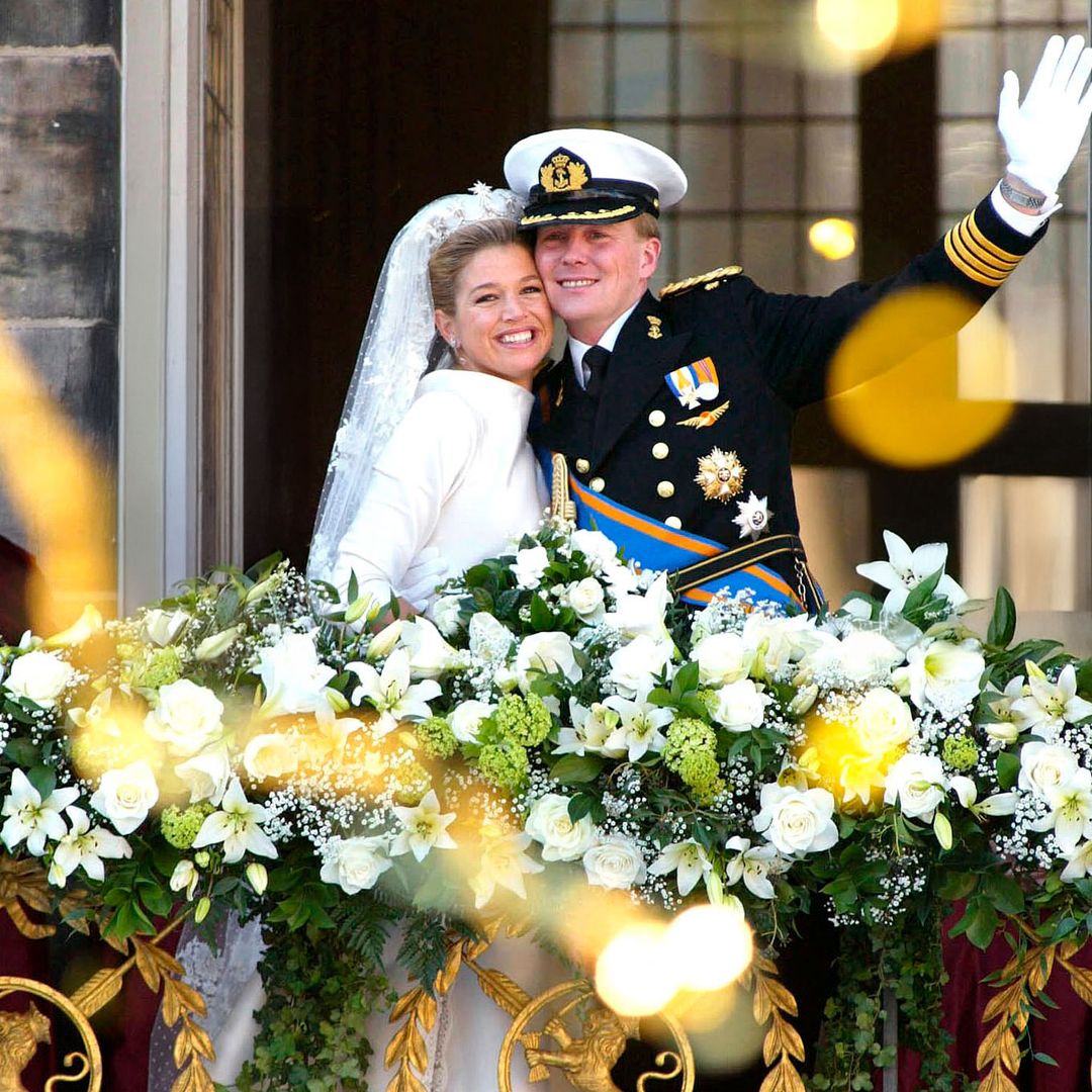 Creado en 3 meses, valorado en 100.000 euros y diseñado por Valentino: recordamos el vestido de novia de Máxima de Holanda