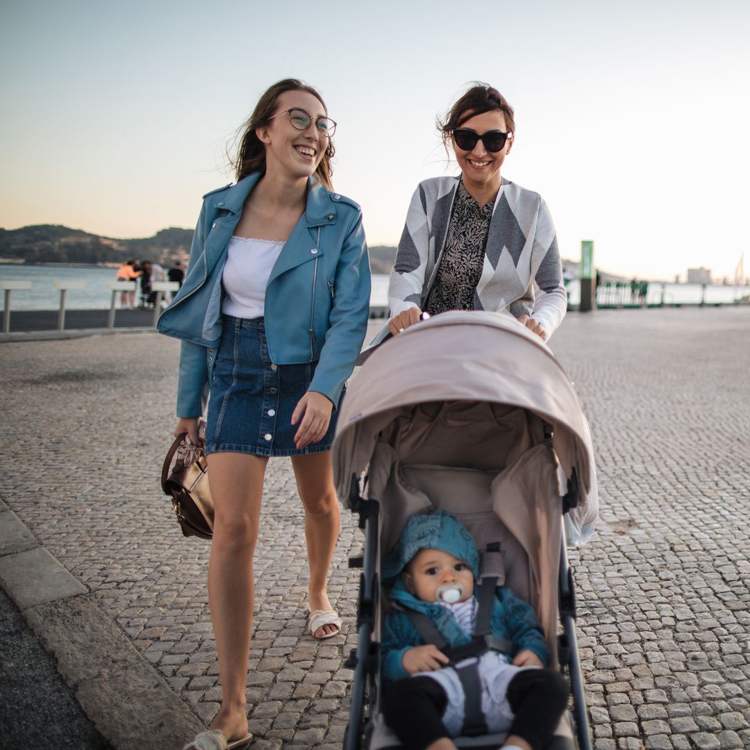 Cómo afrontar cuando tú eres madre y tu amiga no, según una psicóloga: "De repente, una de las dos puede sentir que vive en un mundo completamente distinto"