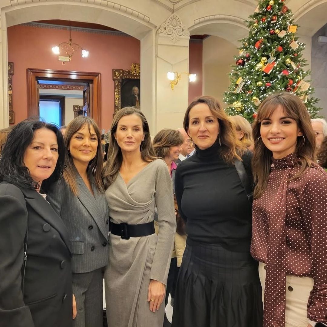 Lo que no se vio tras el discurso viral de la Reina en la RAE, con Mónica Carrillo y Boticaria García: "Nos ha hecho reír"