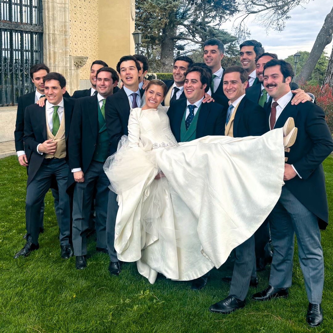 La novia con los amigos de su marido; algunos llevaban chalecos y corbatas verdes, los colores del Norwich, el equipo de fútbol en el que todavía juegan