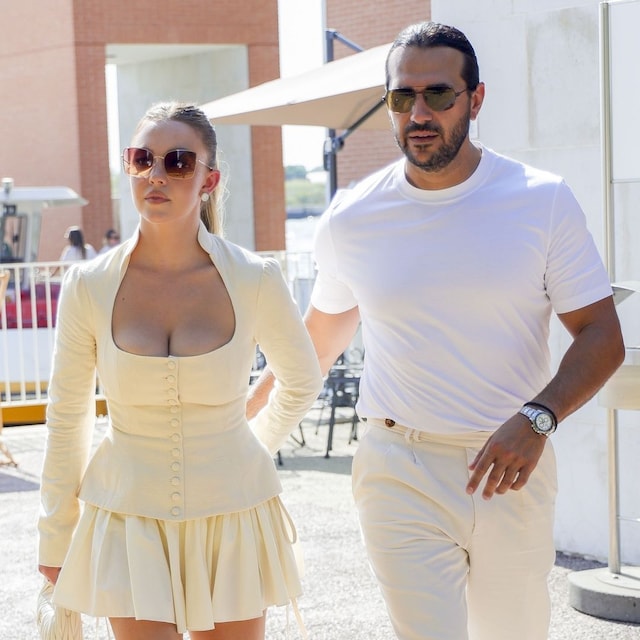 Sydney Sweeney y su prometido Jonathan Davino fueron vistos saliendo de Venecia de la mano, luciendo su estilo coordinado.