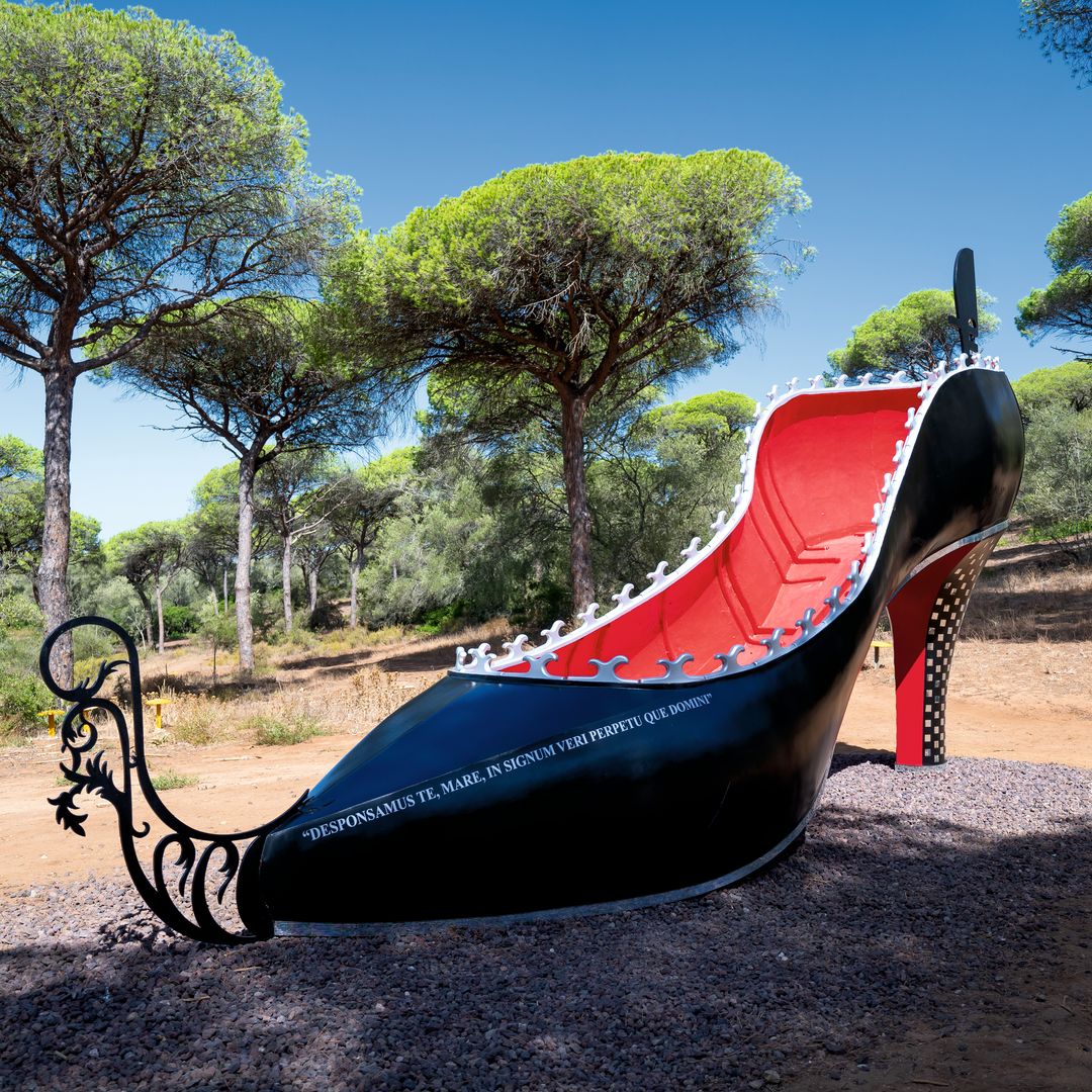 Zapato góndola, del artista Antoni Miralda, en la Fundación Montenmedio, Vejer de la Frontera, Cádiz