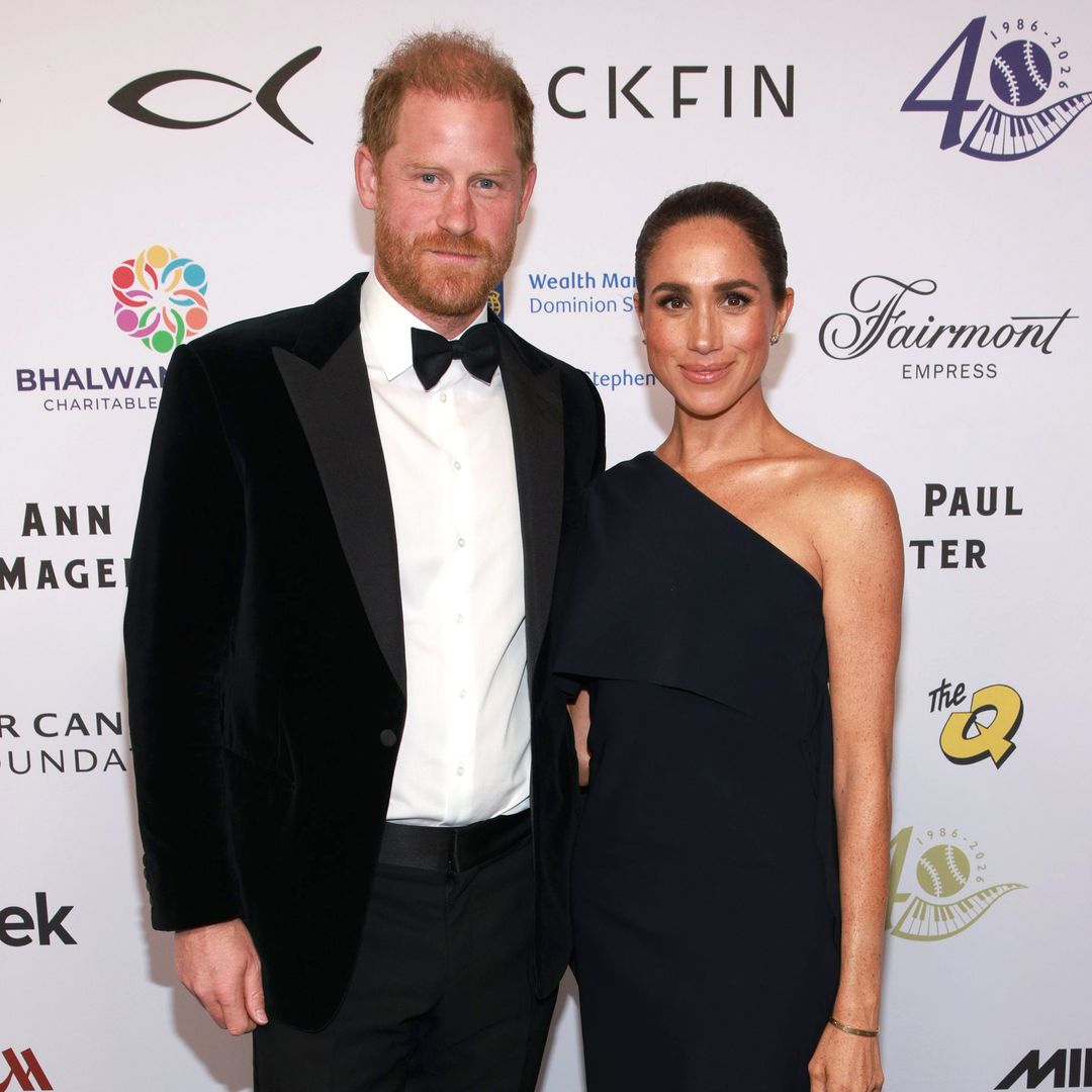 Meghan Markle deslumbra junto al príncipe Harry en una noche de gala con su vestido azul y los pendientes de zafiros de Lady Di
