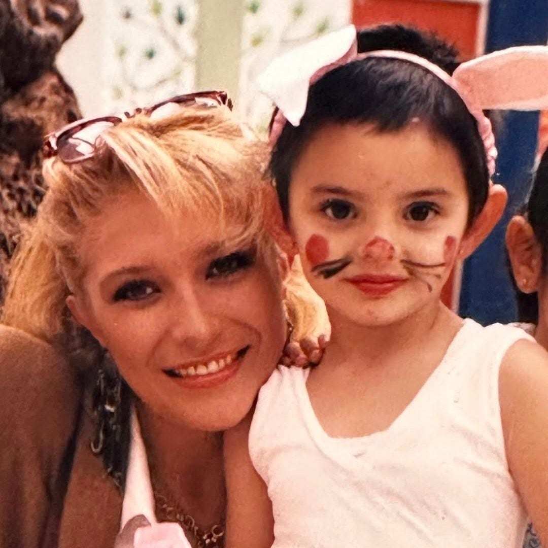 Aislinn Derbez le dedica una conmovedora carta de despedida a su mamá: 'Te dejo ir con amor'