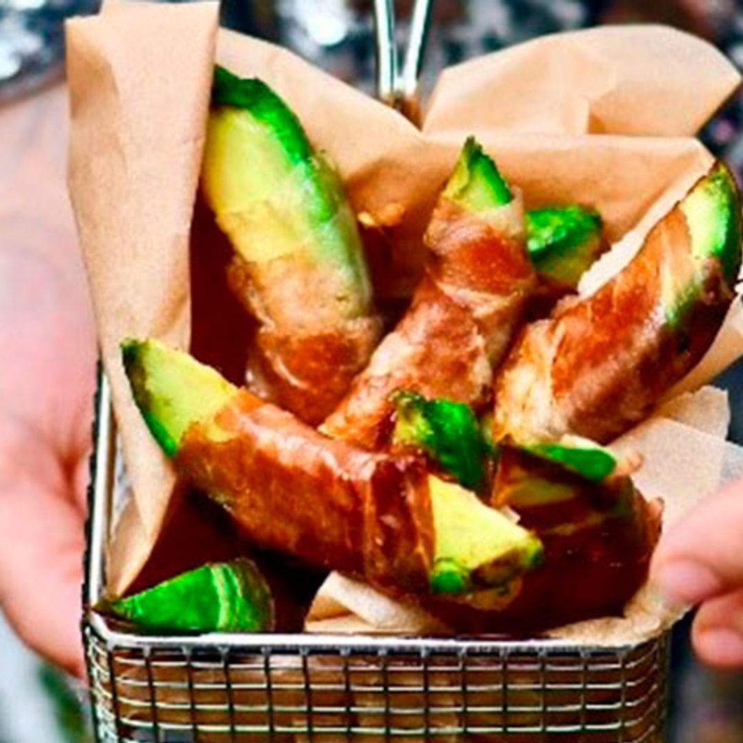Gajos de aguacate envueltos en 'prosciutto' crujiente