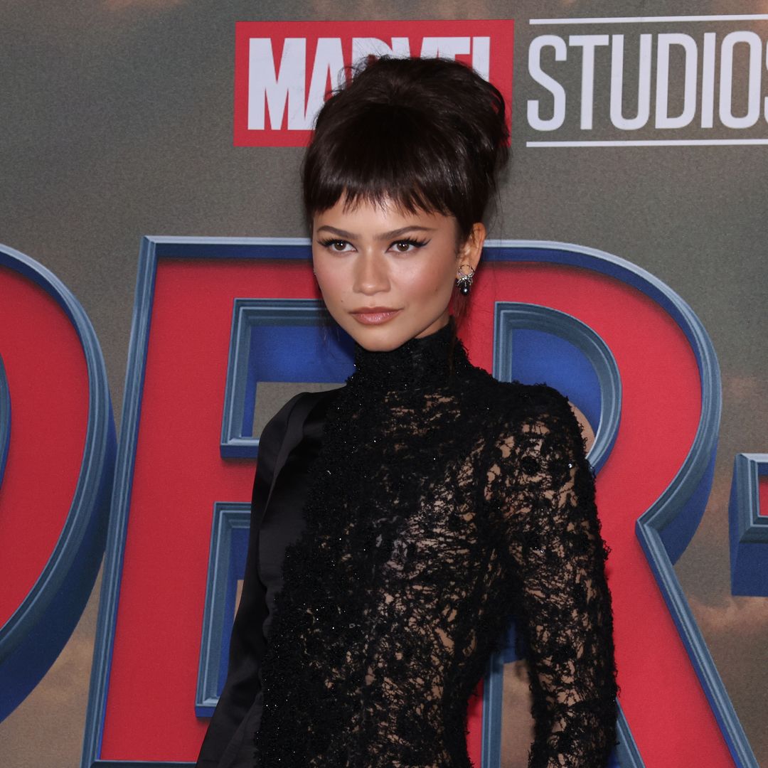 Zendaya evoca el glamour de Audrey Hepburn a su paso por la Ciudad de México