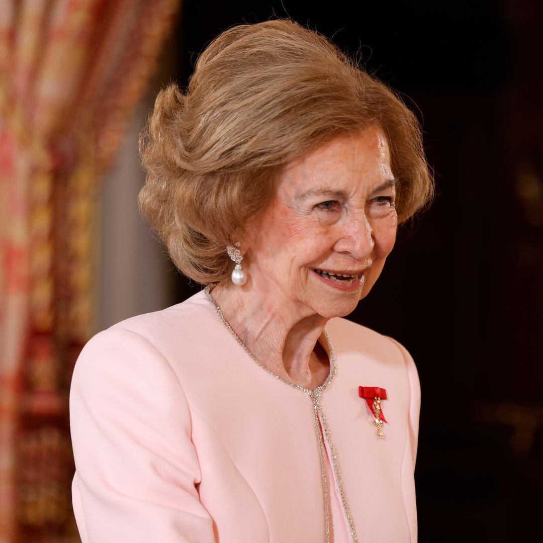 Doña Sofía, de rosa y con una pulsera de la reina Victoria Eugenia, más elegante que nunca en un día lleno de emoción