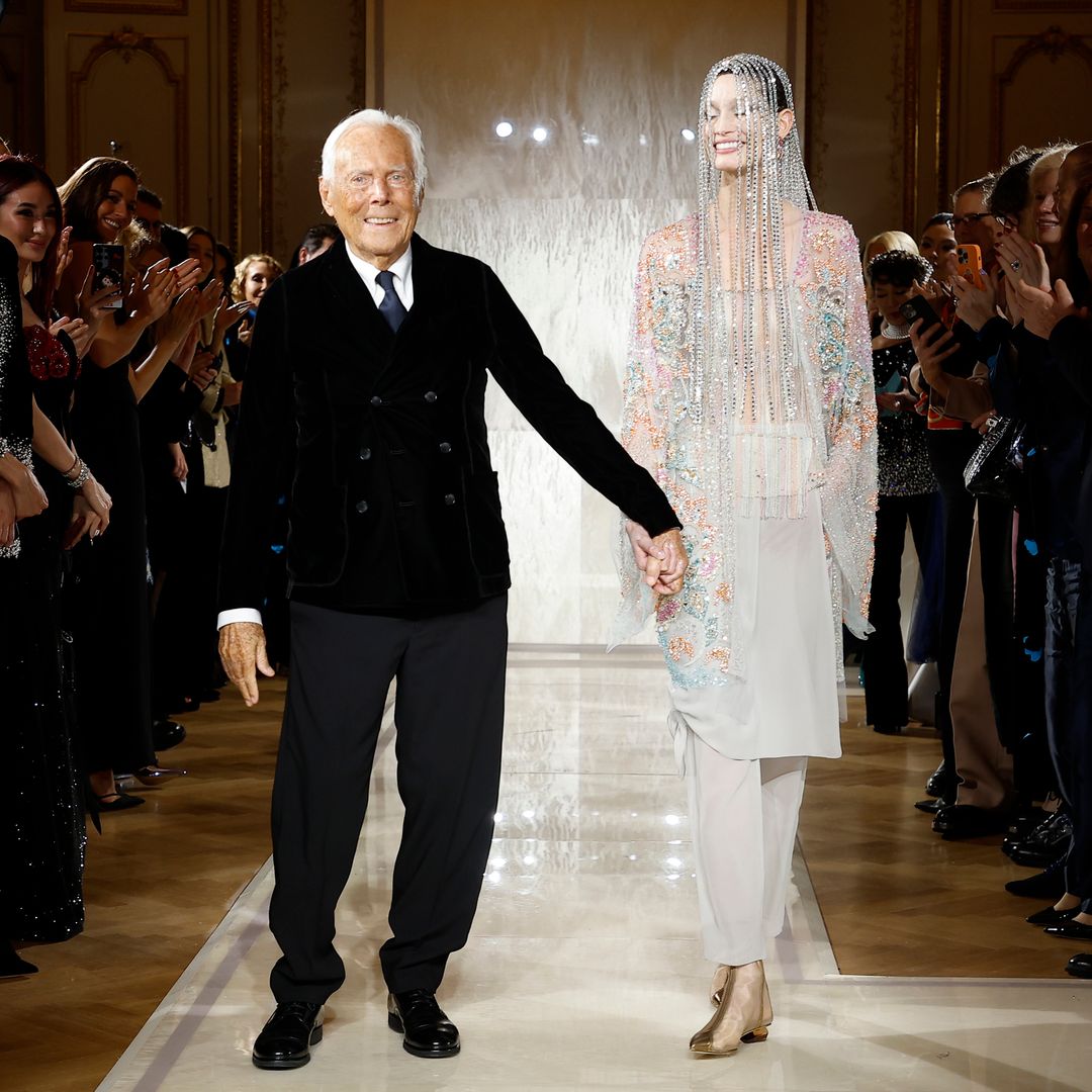 Giorgio Armani cumple 50 años en la moda y lo celebra por todo lo alto: exposición inédita, desfile en Milán y un nuevo archivo digital