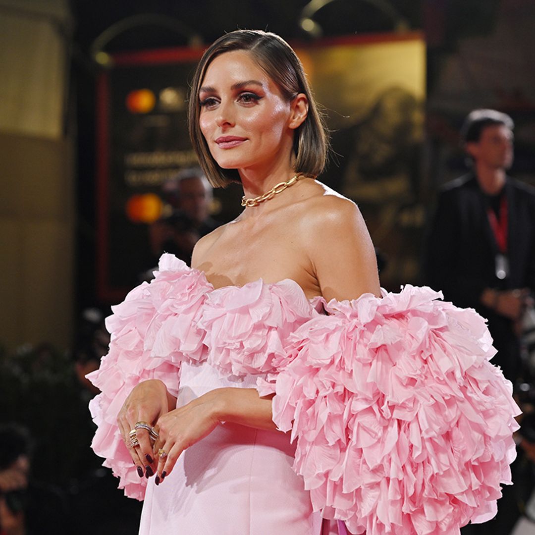 Olivia Palermo llega a Venecia con un vestidazo 'Barbiecore' de pétalos y larga cola
