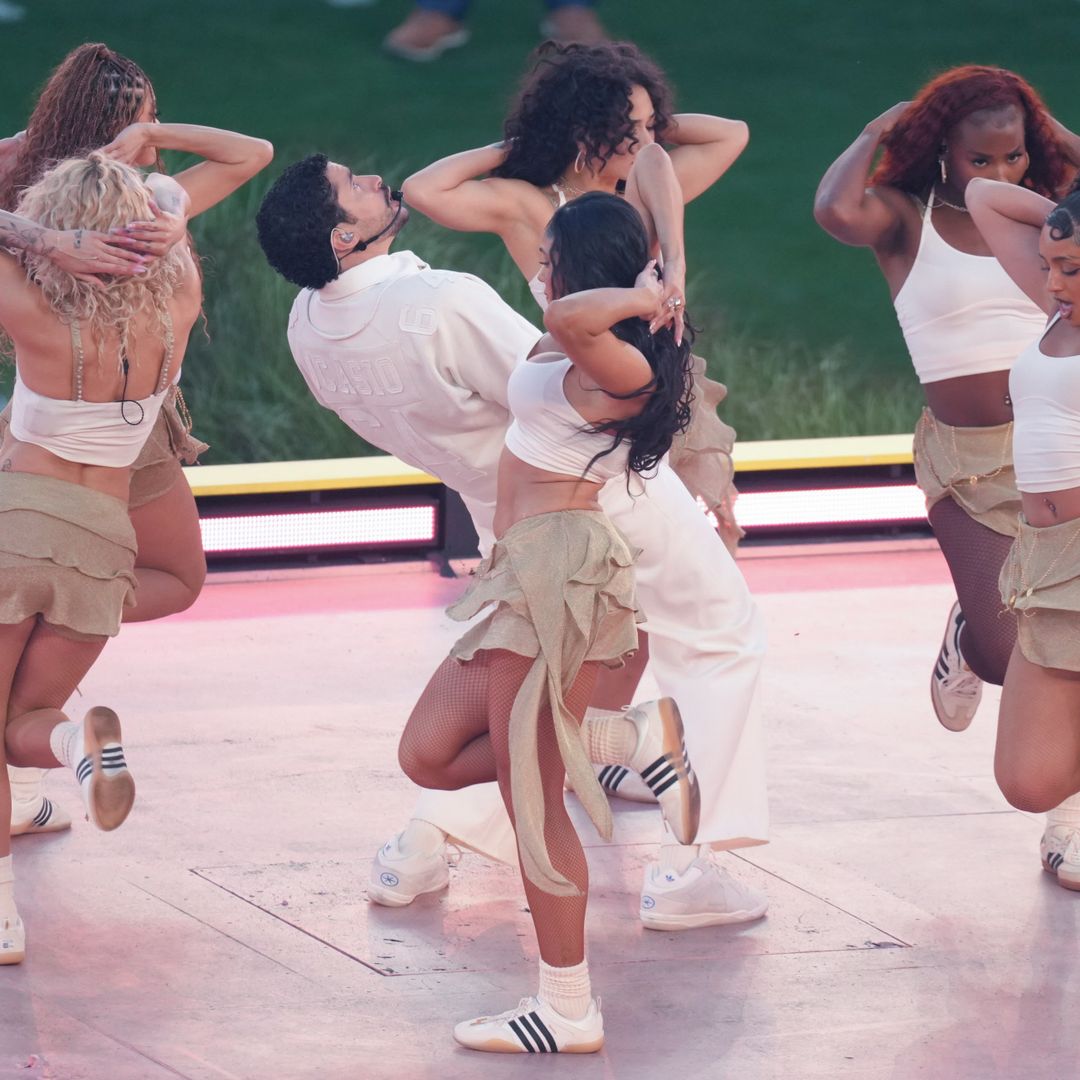 Bad Bunny junto a parte de sus bailarines en su actuación histórica en el descanso de la Super Bowl