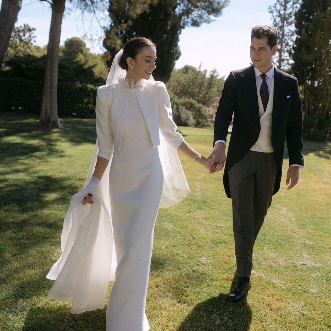 Laura eligió una chaqueta con cola y un vestido con cuello 'ruffle' para su boda en Valencia, esta es su historia