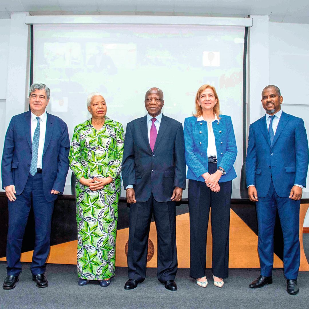 Doña Cristina durante su último viaje a Mozambique. De izquierda a derecha, Josep María Coronas, director general de la Fundación La Caixa; Graça Machel, ex ministra de Educación y Cultura de Mozambique; Augusto Jone Luís, rector de la Universidad Politécnica; la infanta, y Abdul Razak Esmail, secretario de Estado de Género y Acción Social