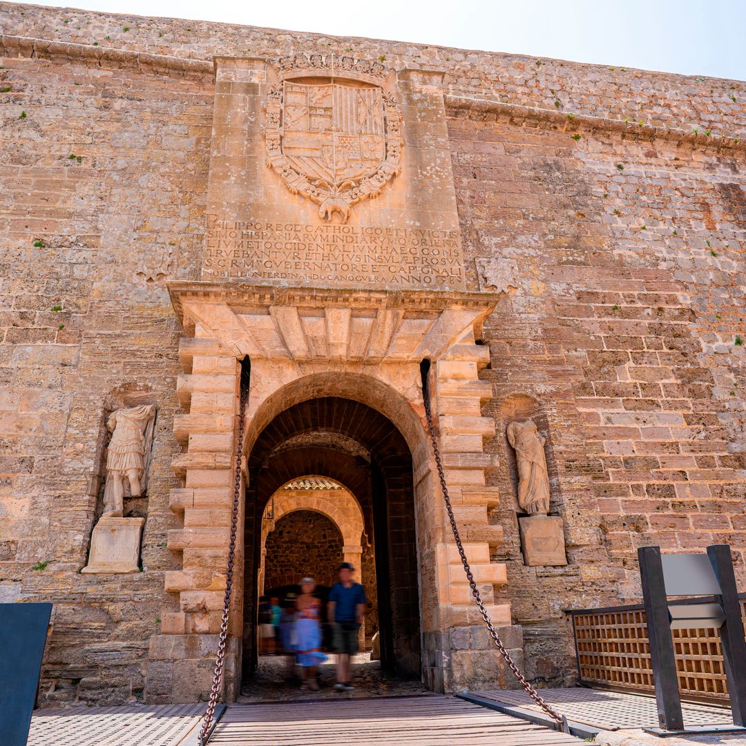 Portal de Ses Taules en el acceso a Dalt Vila, Ibiza