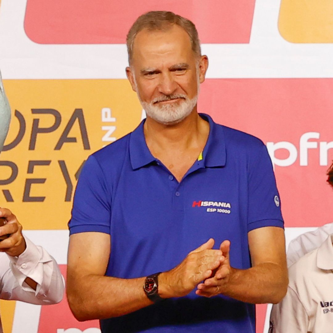 Felipe VI, emocionado y más que satisfecho, entrega los trofeos de la Copa del Rey Mapfre de Vela tras lograr el subcampeonato