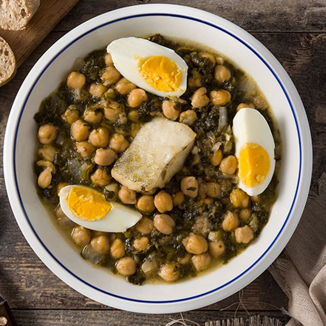 Potaje de garbanzos con bacalao y espinacas, el tradicional