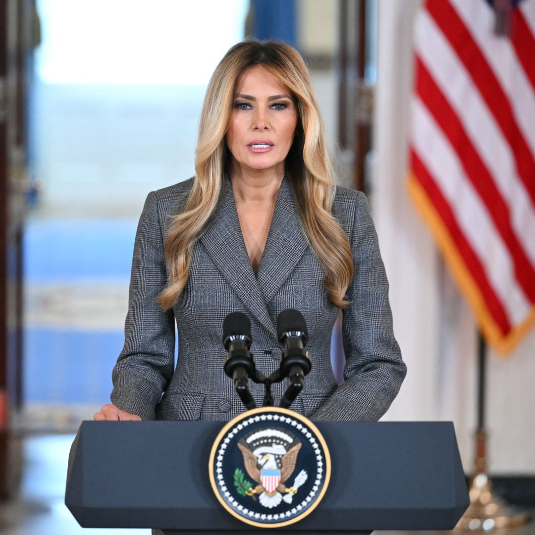 Melania Trump estalla contra los rumores que la vinculan con Jeffrey Epstein: "No soy una víctima, las fotos son falsas"