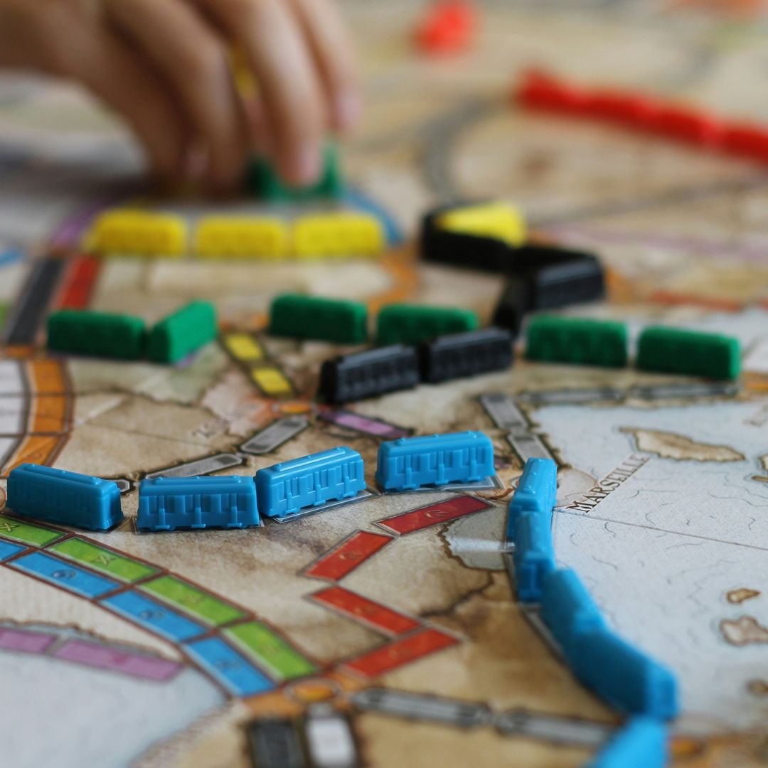 Los 22 juegos de mesa divertidos de 2026 para disfrutar de la mejor de las noches de verano en familia