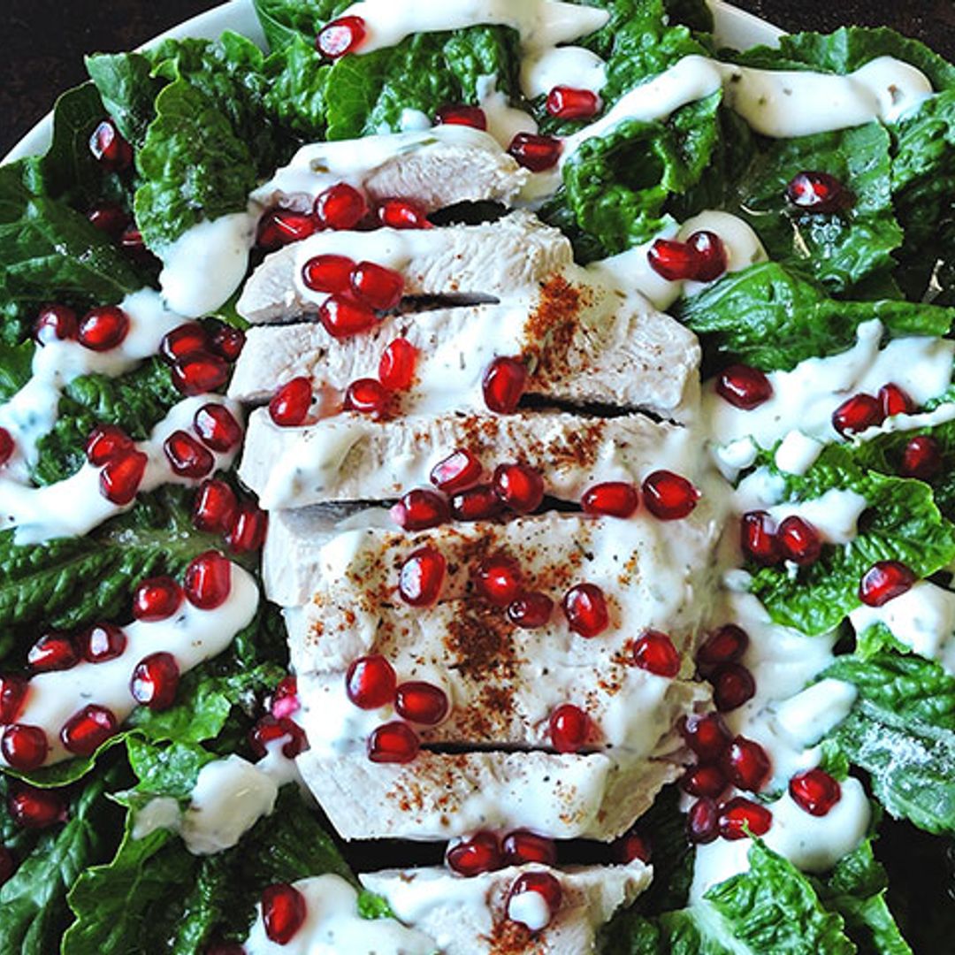 Ensalada de pavo con granada y salsa de yogur