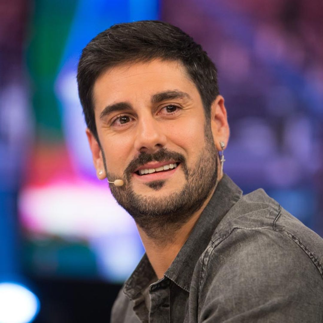Contar matrículas, controlar el volumen de la televisión... las curiosas manías de Melendi