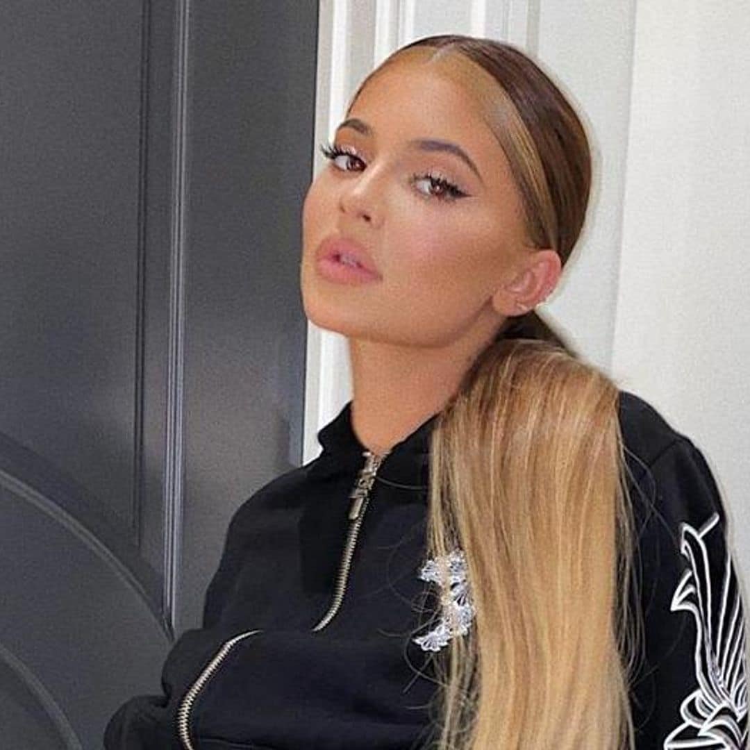 La tendencia noventera que une a Kylie Jenner y Jennifer Lopez