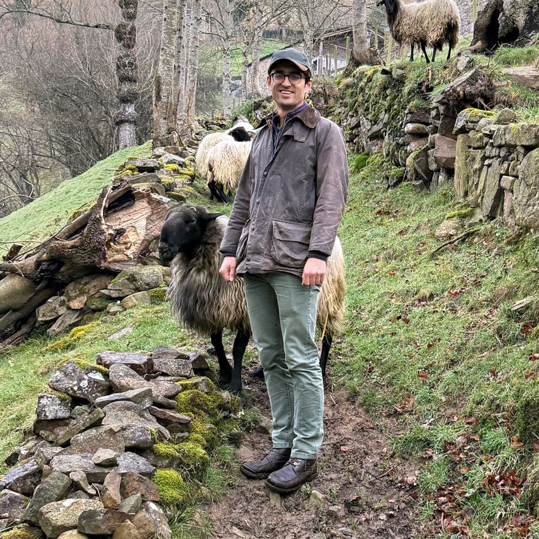 Pepe Gómez-Acebo Botín nos descubre su nuevo proyecto en Cantabria, rodeado de ovejas y gallinas autóctonas, y nos cuenta cuál ha sido su mayor reto