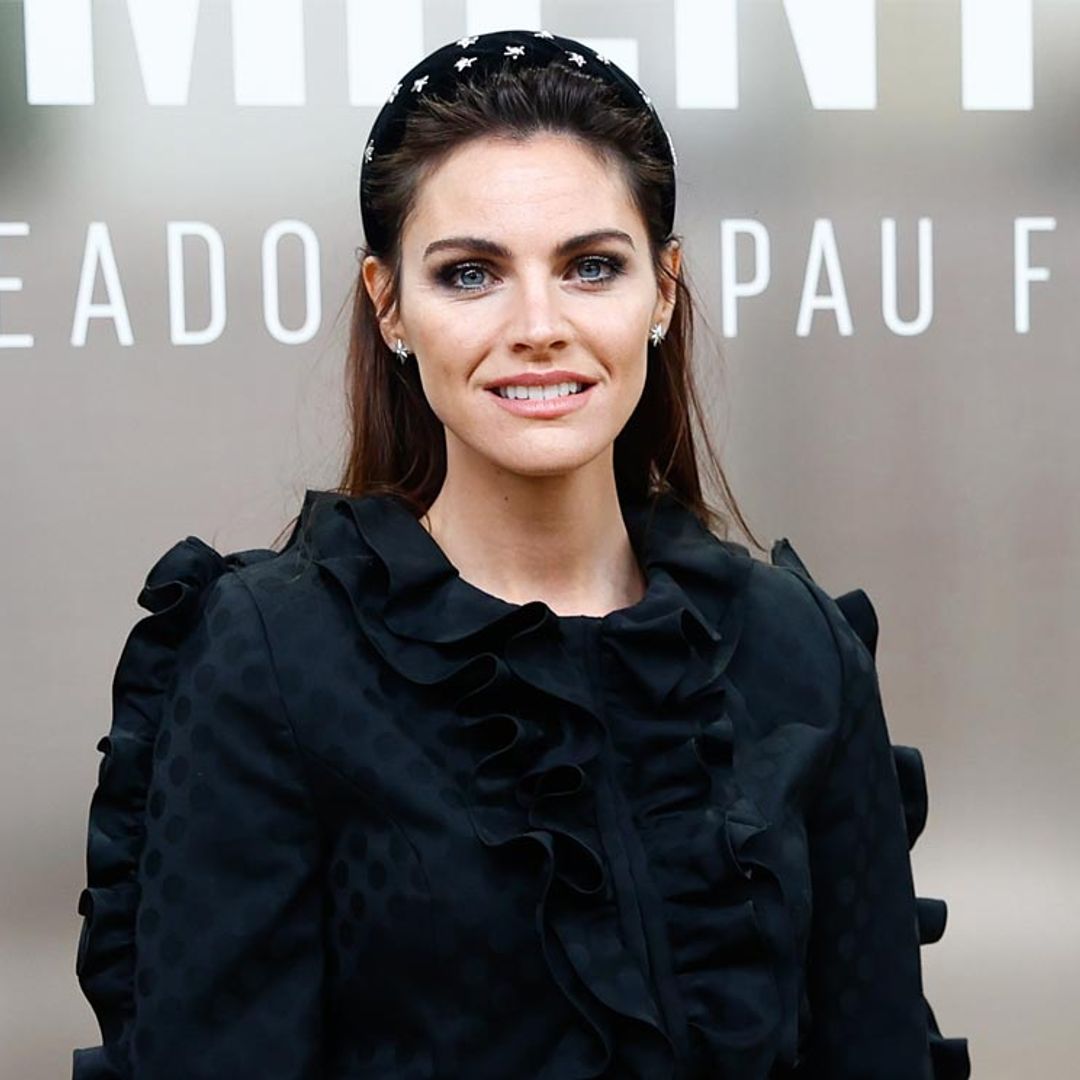 Amaia Salamanca presenta su nueva serie con el look ideal para invitadas que adoran el negro 🖤