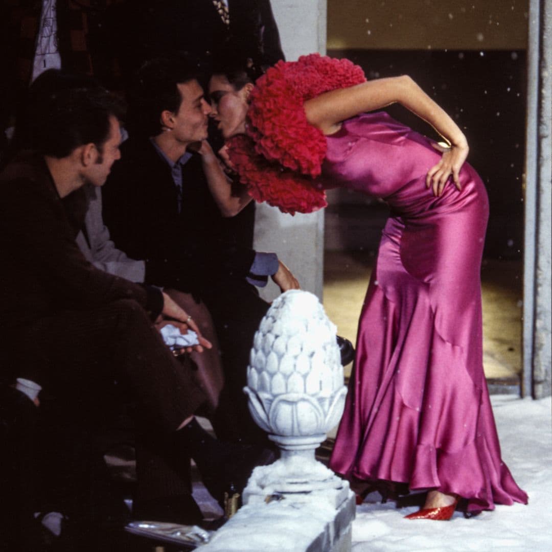 Kate Moss besa a Johnny Depp en el desfile de John Galliano (1995)
