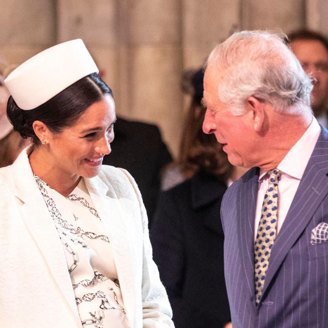 El rey Carlos y la estricta norma de la realeza que le impidió felicitar a su nuera Meghan Markle en su cumpleaños