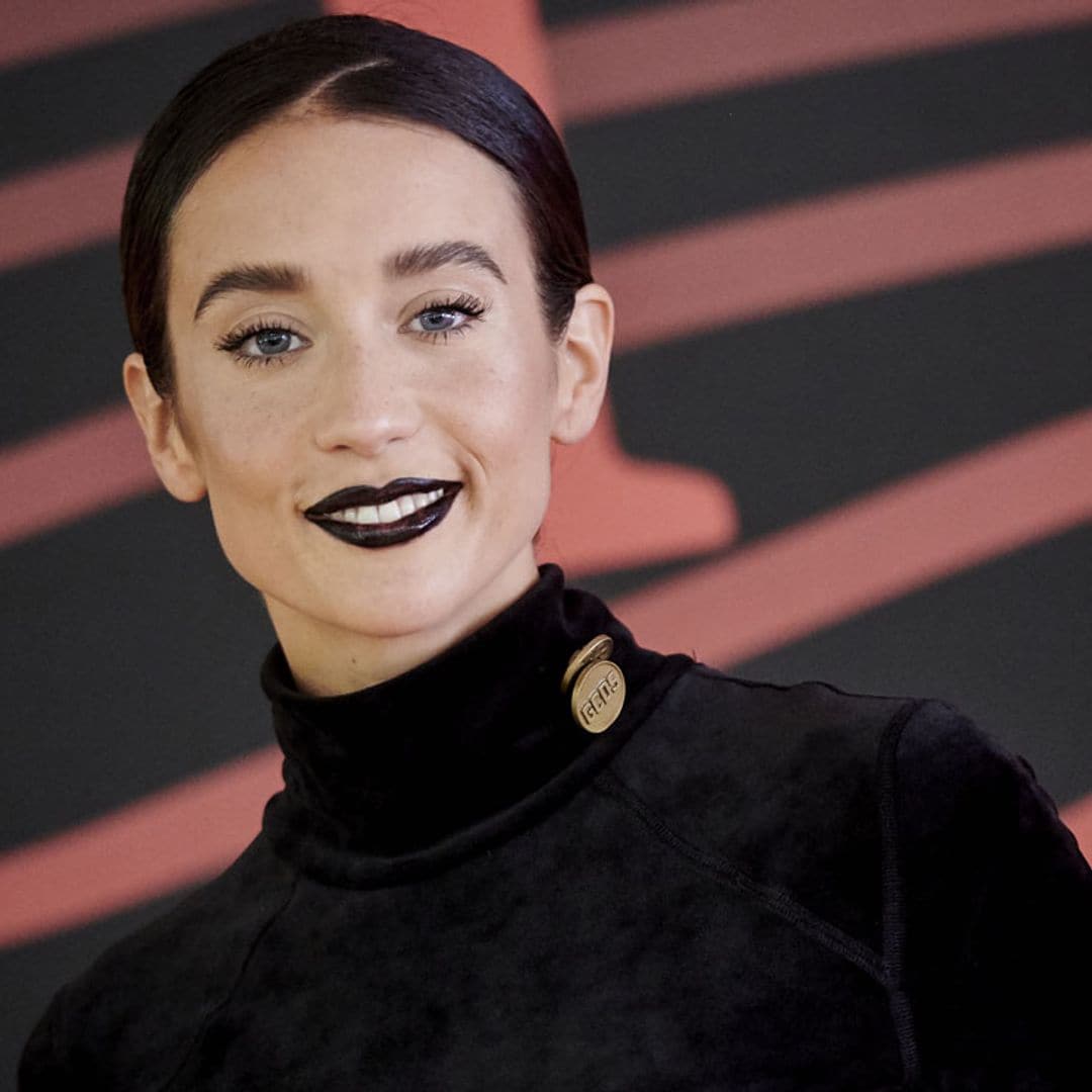 Labios negros y peinados 'wet': María Pedraza marca tendencia en Sitges con sus looks de belleza