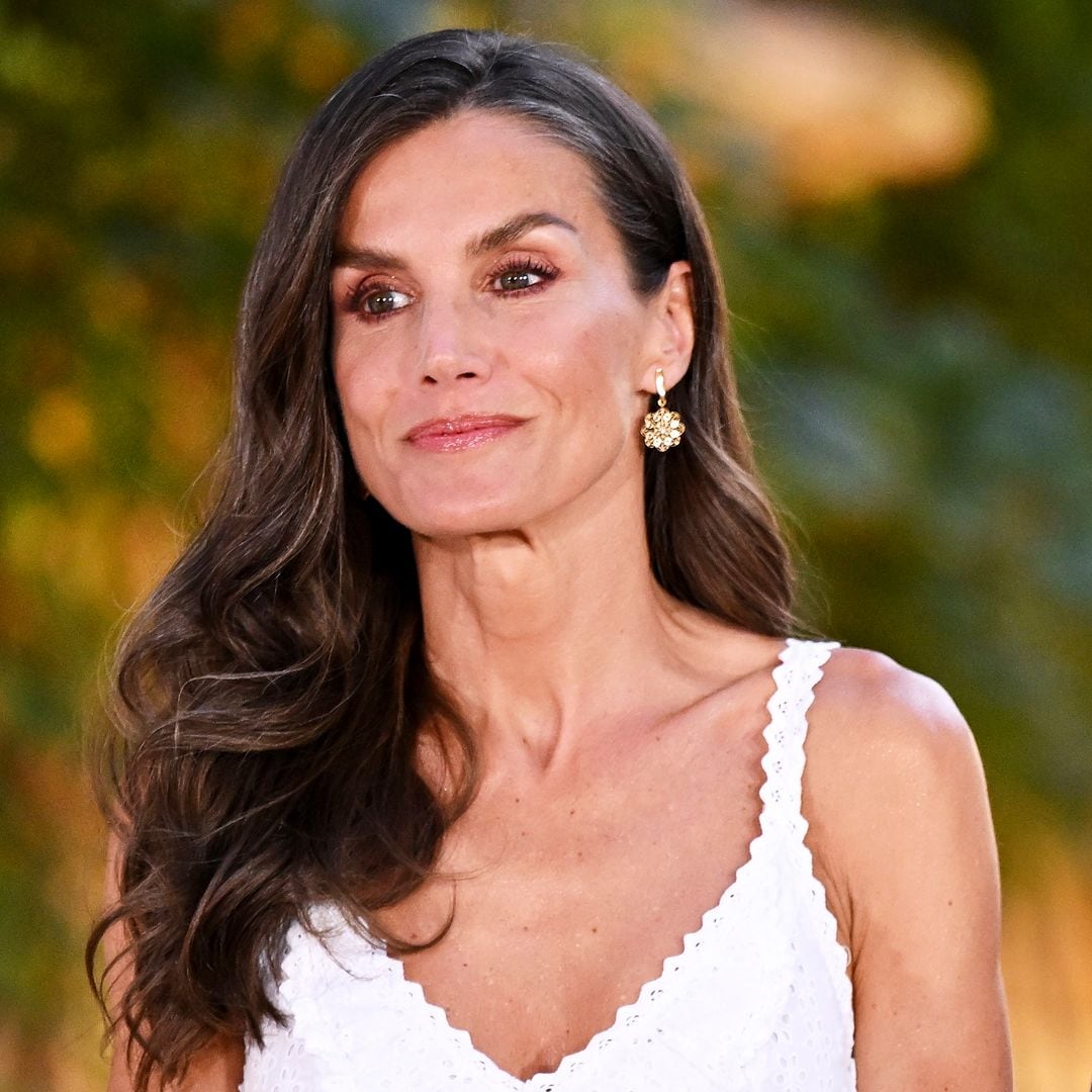 La reina Letizia, muy bohemia con su vestido 'adlib' de puntillas que rompe una tradición