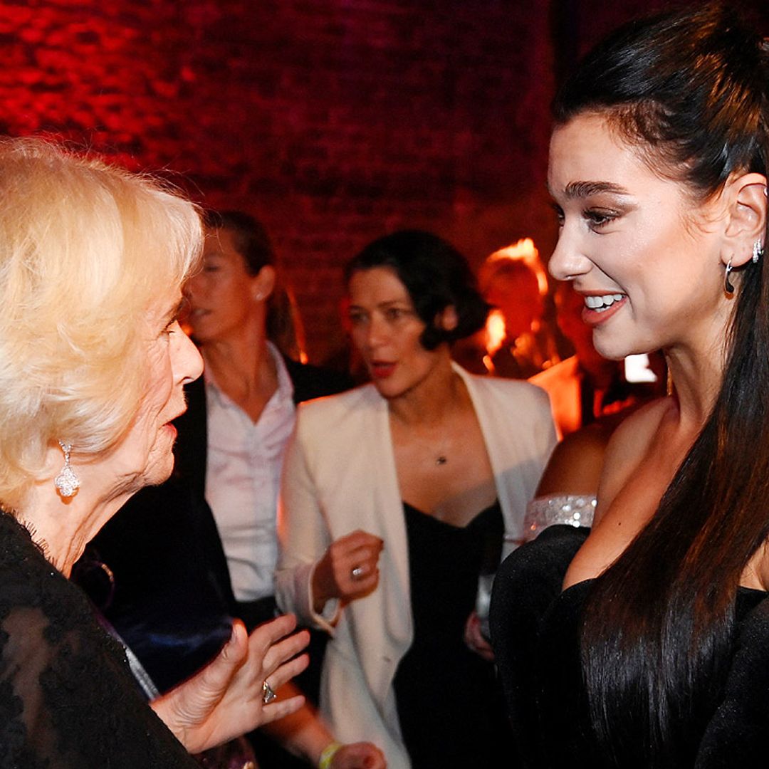 Un encuentro inesperado: ¿Qué hacen juntas la reina Camilla y Dua Lipa?