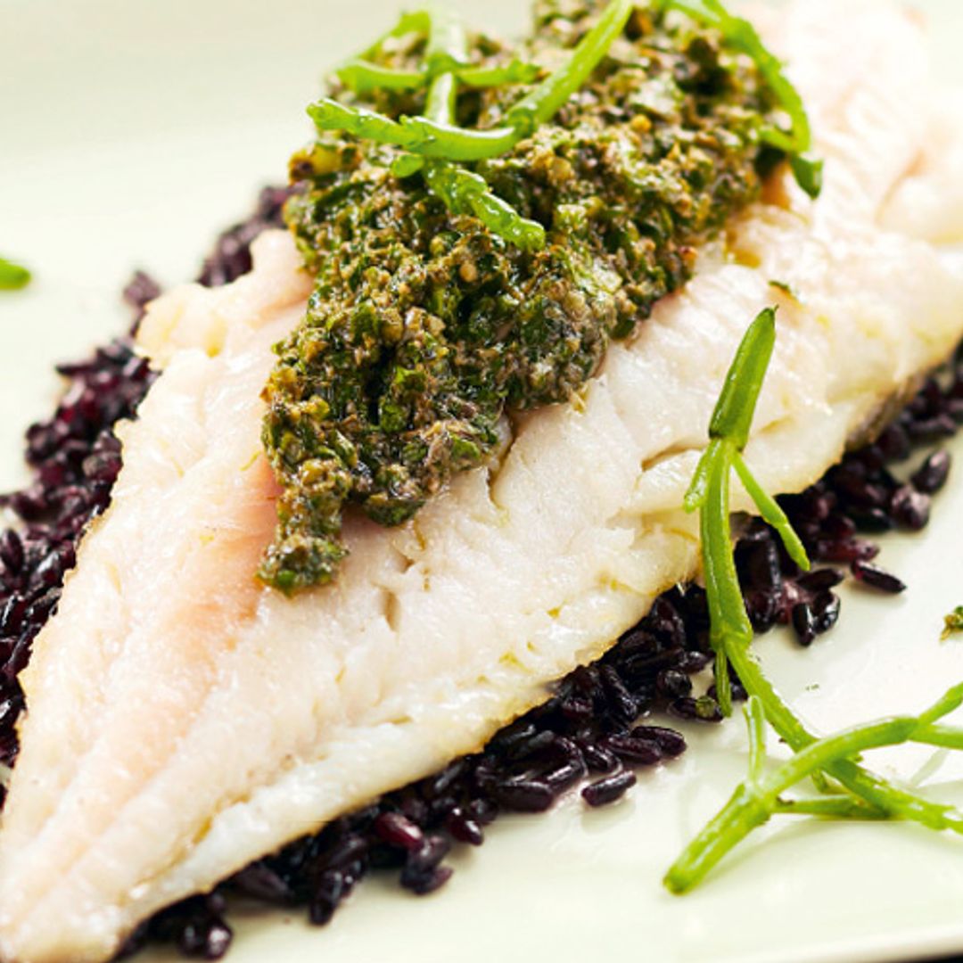 Lubina al horno con arroz y pesto