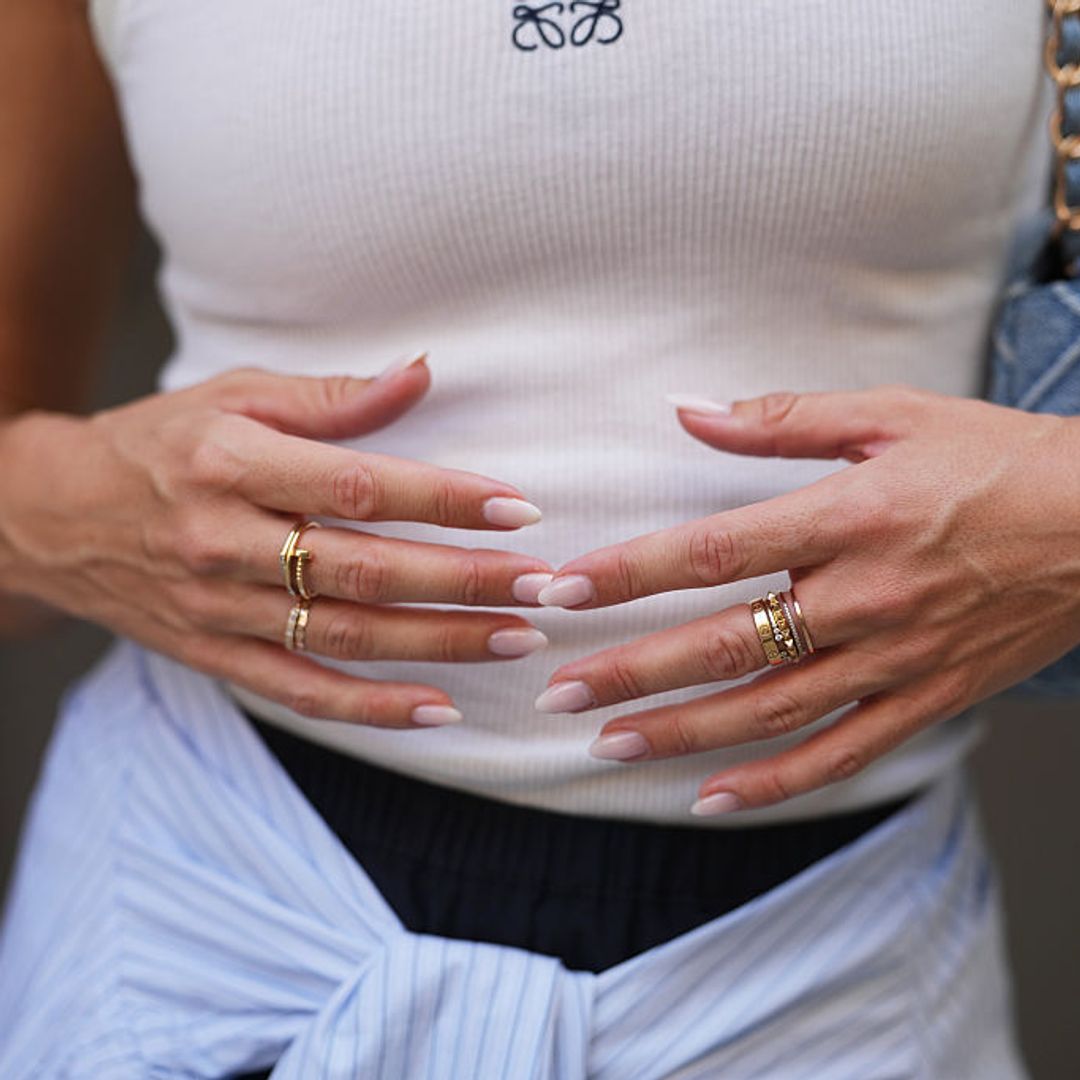 Del vainilla al burdeos: copia en casa las 5 tendencias de manicura que dominarán el otoño-invierno 2026-2027