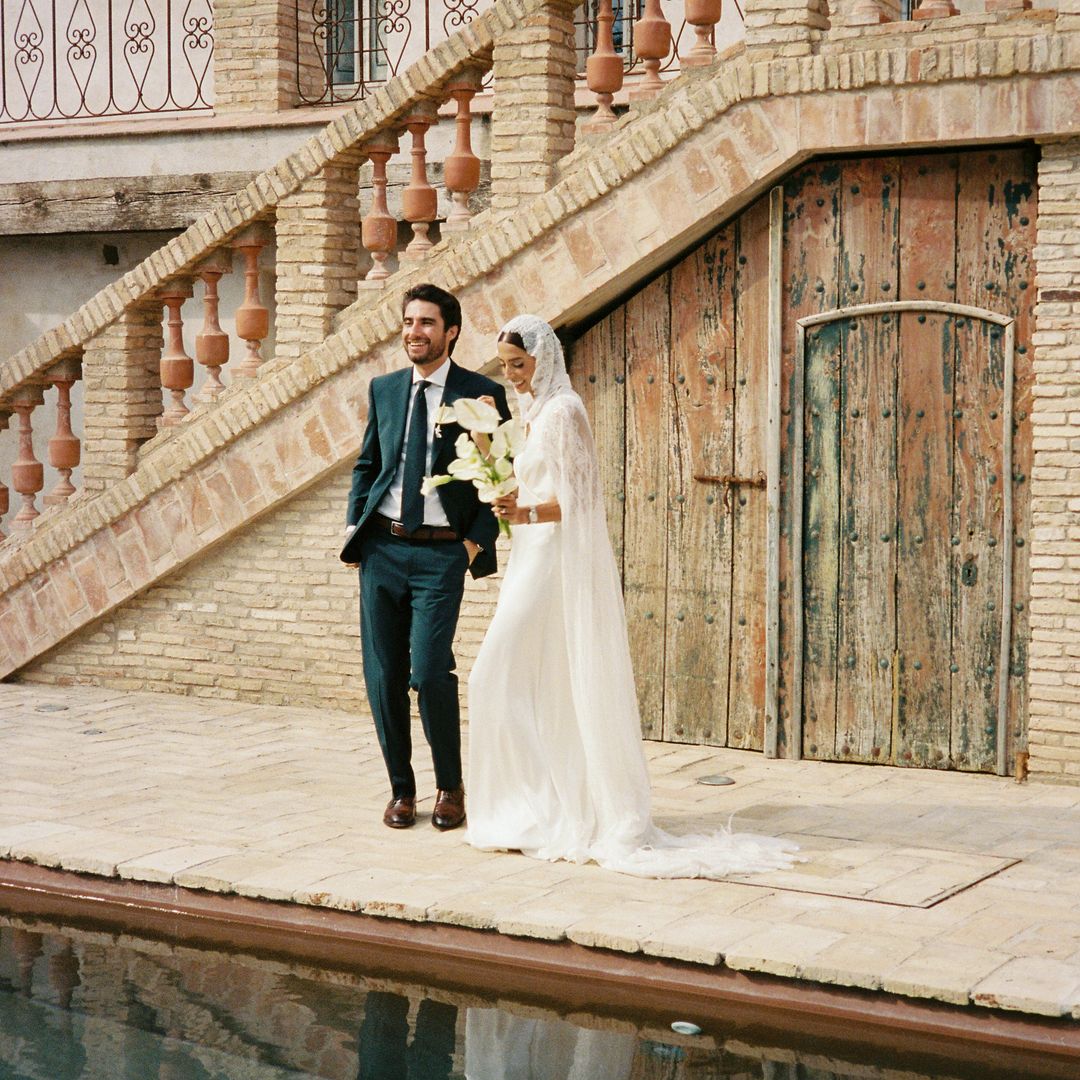 Dina se casó en la Costa Brava con un vestido de novia lencero y una capa de encaje con pedrería: esta es su historia