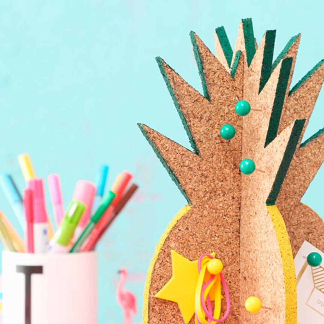 DIY tropical: decoración con piñas para el espacio de trabajo