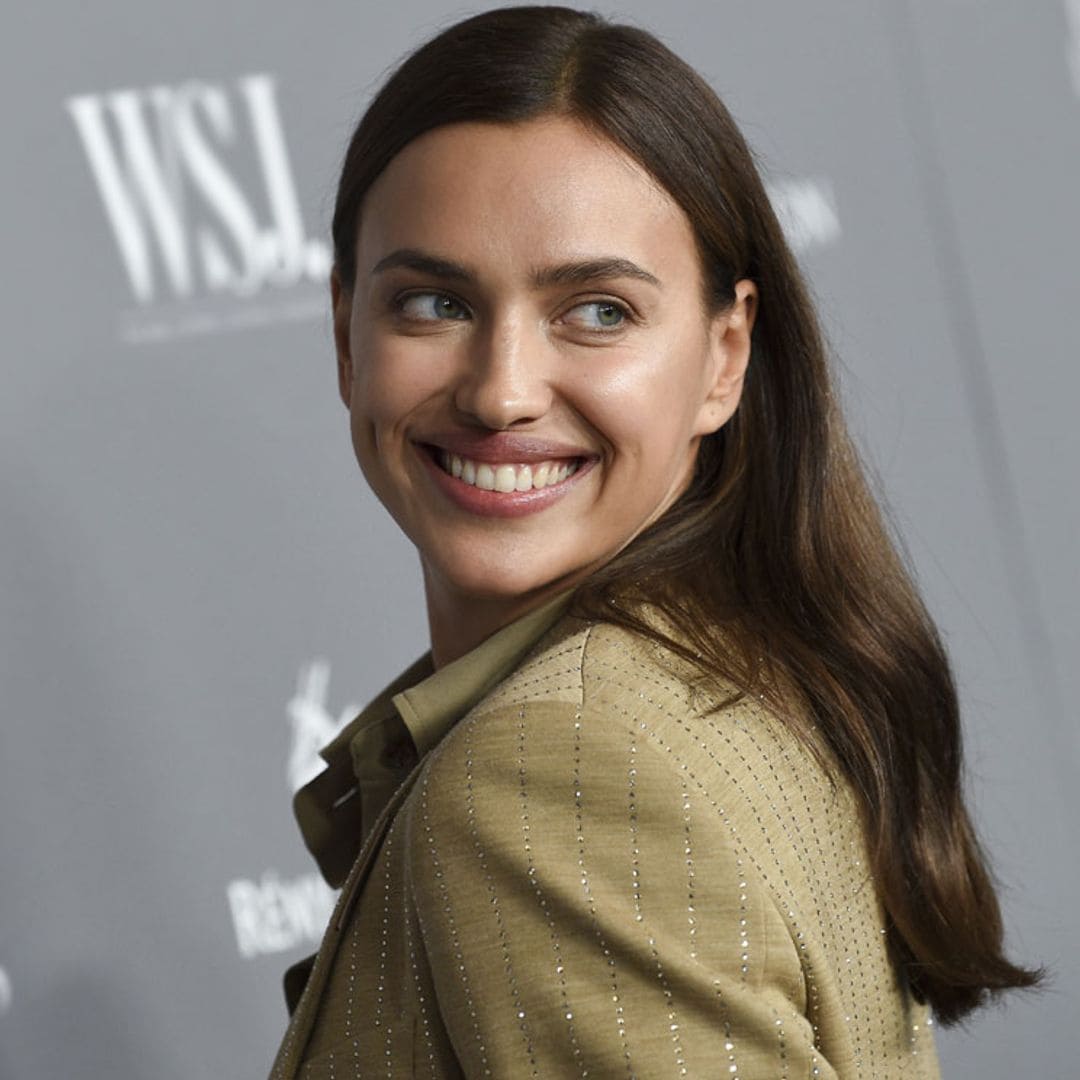 Irina Shayk cambia de estrategia y reinventa sus looks de fiesta con traje sastre
