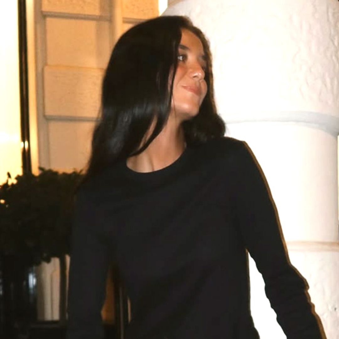 Victoria Federica conquista Londres con un bolso español de flecos y un look negro de pantalones efecto piel de septiembre