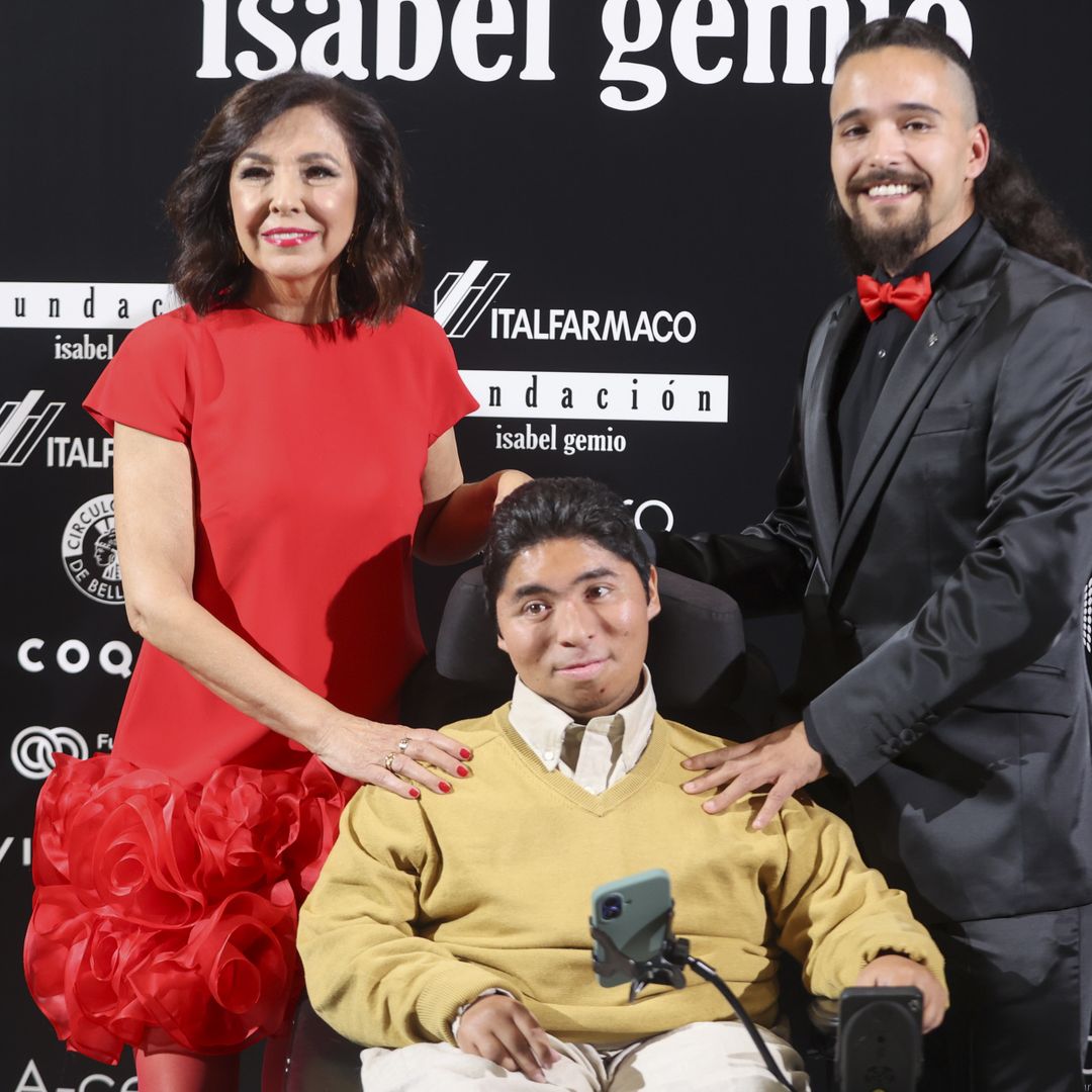 La imagen que Isabel Gemio casi nunca comparte: sus hijos la arropan en el aniversario de su fundación